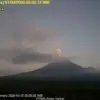 Gunung Semeru erupsi dengan tinggi letusan mencapai 700 meter di atas puncak pada Rabu pagi, 1 April 2026. (HA