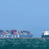 Kapal berbendera Prancis, CMA CGM, melintasi Selat Hormuz pada 2 April 2026. (Shafaq News)