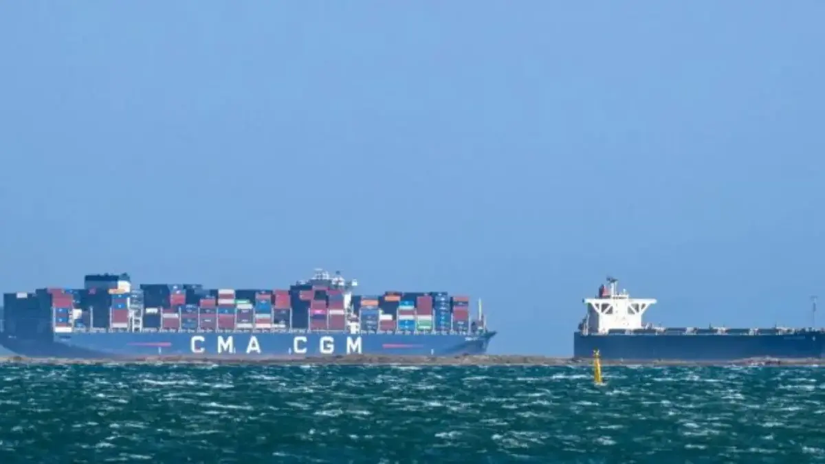 Kapal berbendera Prancis, CMA CGM, melintasi Selat Hormuz pada 2 April 2026. (Shafaq News)