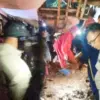 Petugas gabungan melakukan penanganan awal akibat longsor di Mekar Rahayu, Kabupaten Sumedang, Jawa Barat pada