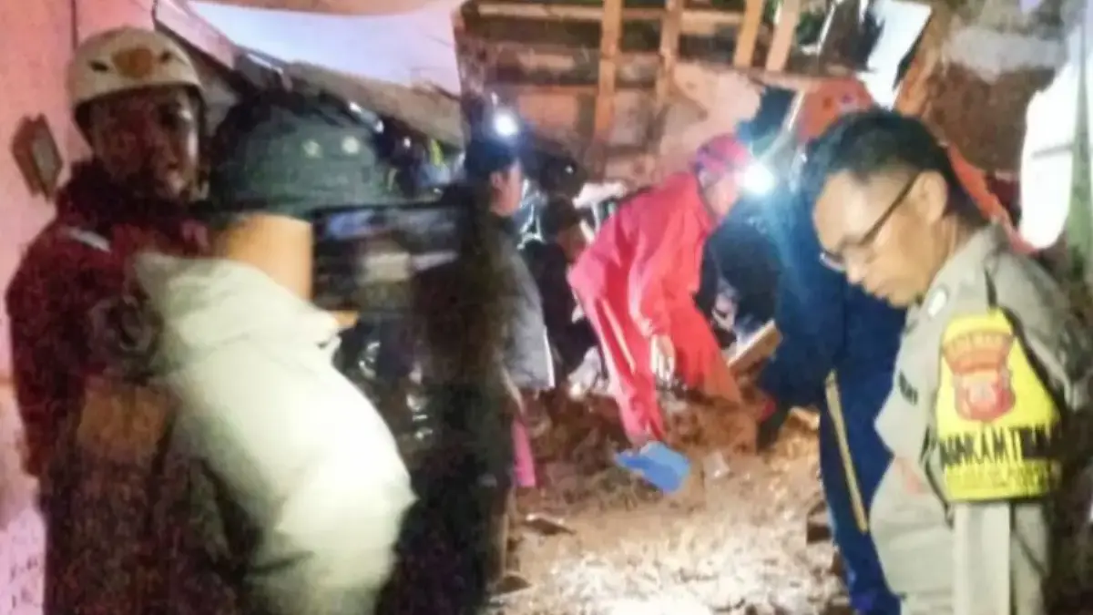 Petugas gabungan melakukan penanganan awal akibat longsor di Mekar Rahayu, Kabupaten Sumedang, Jawa Barat pada