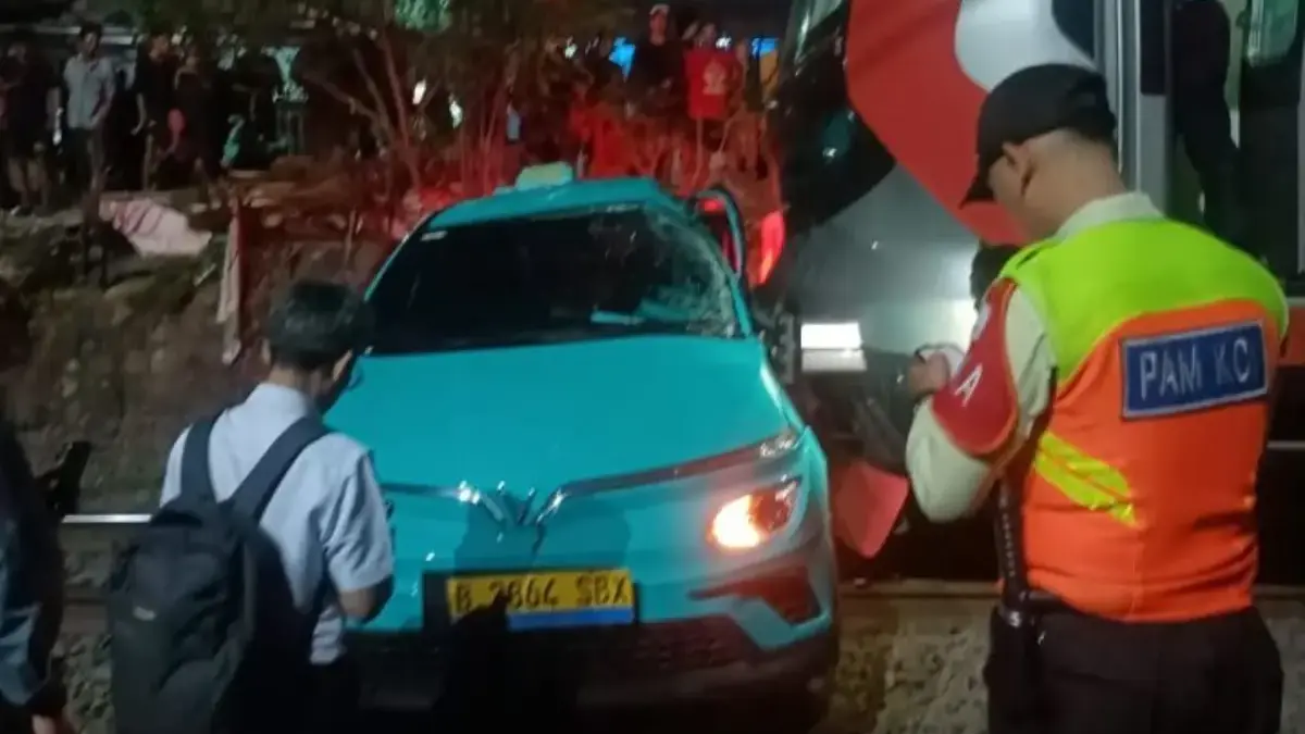 Mobil listrik tertabrak kereta di Bekasi Timur. Istimewa.