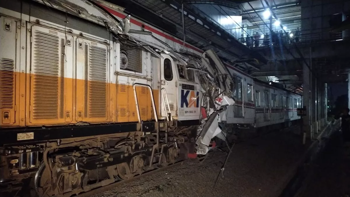 Insiden tabrakan antara Kereta Api Jarak Jauh Argo Bromo Anggrek dan KRL Commuter Line terjadi di Stasiun Beka