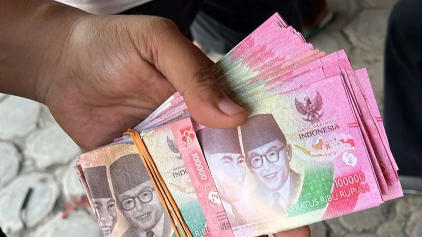 Aksi penipuan dengan modus yang tergolong berani terjadi di wilayah Kencong, Kabupaten Jember, pada Jumat (24/