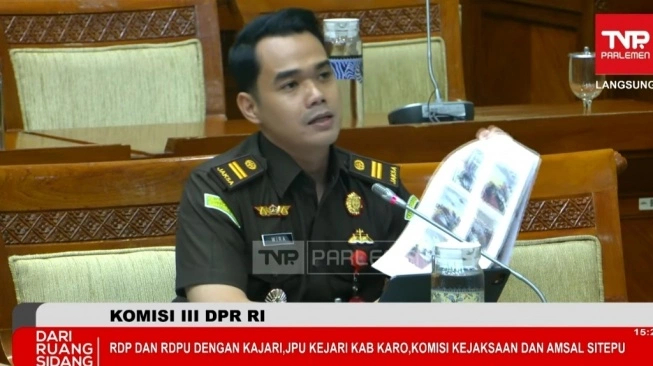Jaksa Penuntut Umum (JPU) Kejari Karo, Wira Arizona, saat memberikan klarifikasi dalam RDPU Komisi III DPR RI,