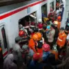 Petugas mengevakuasi korban tabrakan KA Argo Bromo Anggrek dengan KRL Commuter Line di Stasiun Bekasi Timur ya