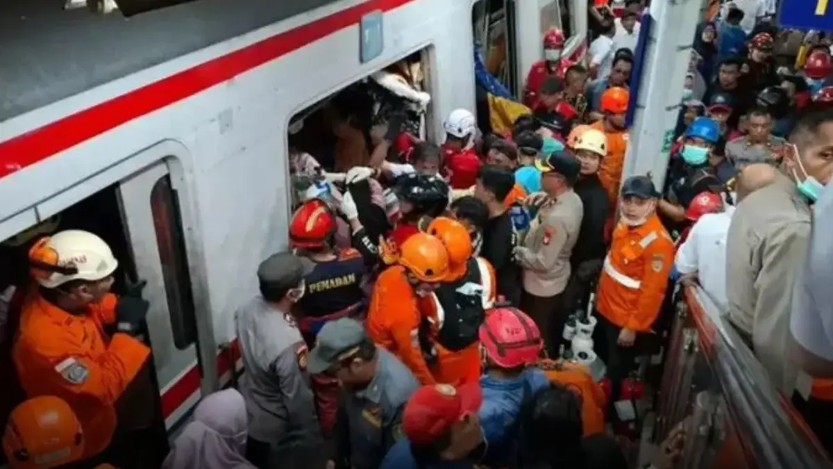 Petugas mengevakuasi korban tabrakan KA Argo Bromo Anggrek dengan KRL Commuter Line di Stasiun Bekasi Timur ya