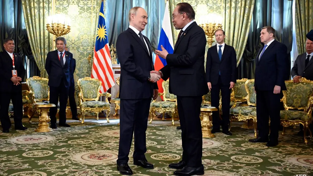 Presiden Rusia Vladimir Putin bertemu dengan Perdana Menteri Malaysia Anwar Ibrahim.