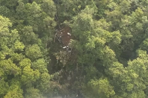 Bagian ekor helikopter PK-CFX yang hilang kontak di Sekadau, Kalbar ditemukan Tim SAR. Lokasi ditemukannya hel