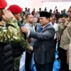 Presiden Prabowo Subianto menyalami anggota Satuan Tugas Penertiban Kawasan Hutan (Satgas PKH), di Kejaksaan A
