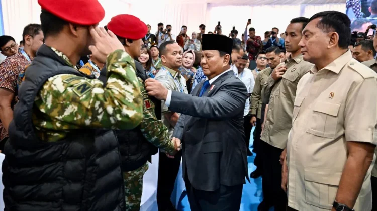 Presiden Prabowo Subianto menyalami anggota Satuan Tugas Penertiban Kawasan Hutan (Satgas PKH), di Kejaksaan A