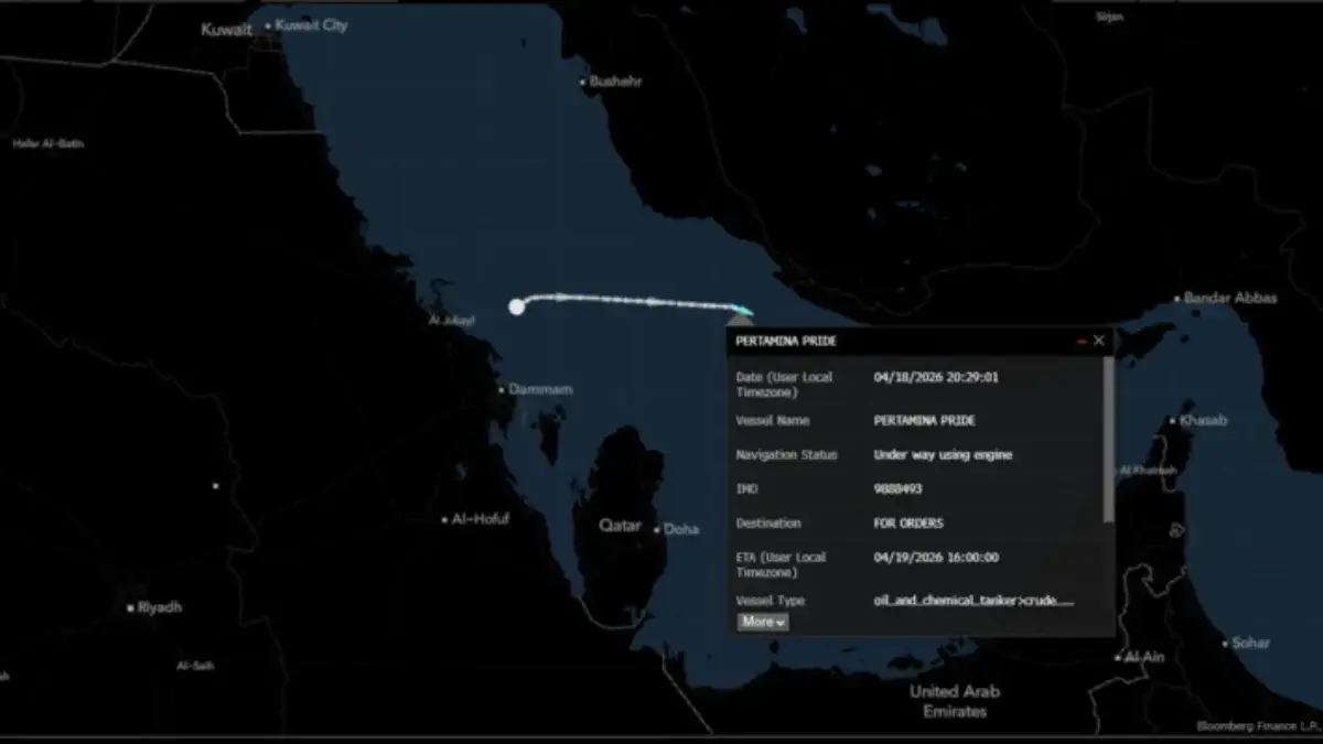 Tanker Pertamina Pride melintas di Selat Hormuz pada Sabtu (18/4/2026). (Data Vessel Bloomberg)