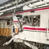 Kondisi gerbong ringsek akibat tabrakan kereta jarak jauh vs KRL di Stasiun Bekasi Timur. (Foto: Dokumentasi p