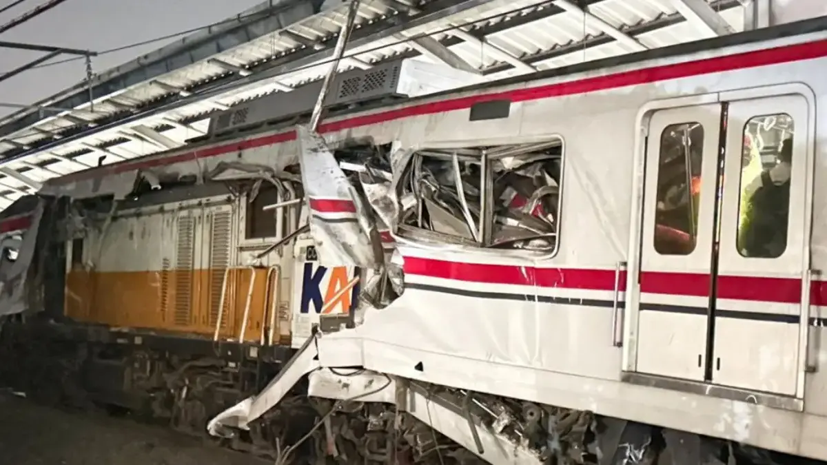Kondisi gerbong ringsek akibat tabrakan kereta jarak jauh vs KRL di Stasiun Bekasi Timur. (Foto: Dokumentasi p