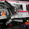 KRL Commuterline yang tabrakan dengan KA Argo Bromo Anggrek di Stasiun Bekasi Timur, Bekasi, Jawa Barat, Selas