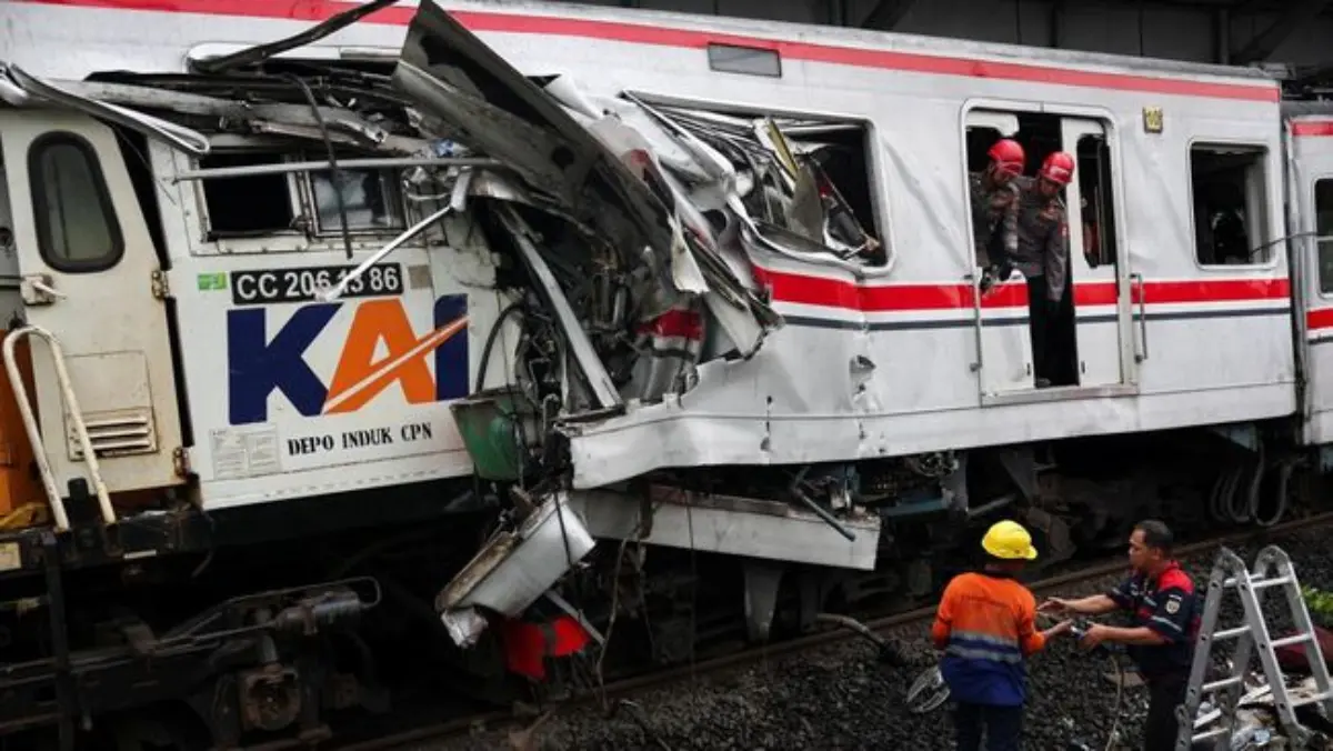 KRL Commuterline yang tabrakan dengan KA Argo Bromo Anggrek di Stasiun Bekasi Timur, Bekasi, Jawa Barat, Selas