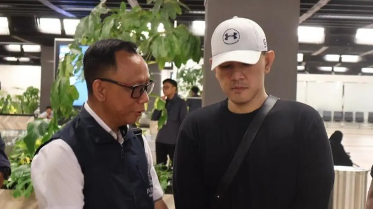 Andre The Doctor bertopi putih saat ditangkap di Malaysia, Minggu (5/4/2026). (IST)