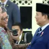 Momen Prabowo salami Rocky Gerung dan Syahganda Nainggolan (dok. YouTube Setpres)