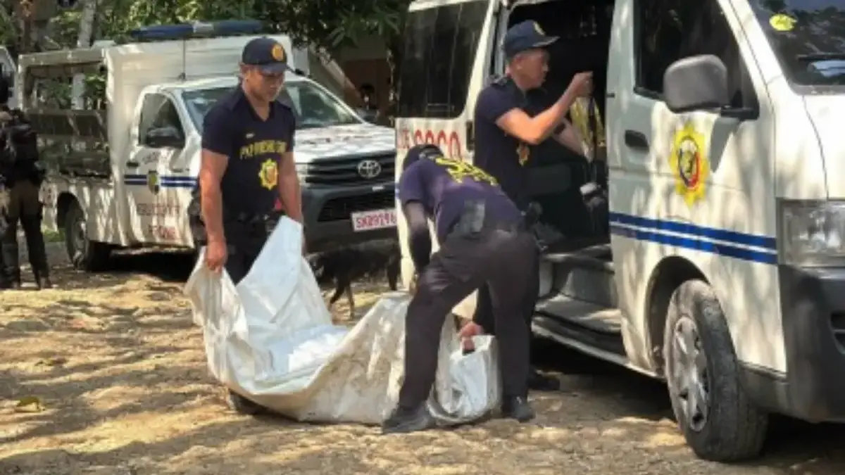 Anggota SOCO membawa mayat salah satu sisa NPA di Barangay Salamanca, Toboso, Negros Occidental pada hari Seni