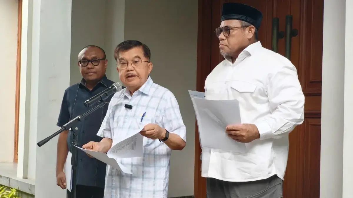 Wapres RI ke 10 dan 12 Jusuf Kalla (JK) memberikan keterangan kepada wartawan perihal aspek hukum pencemaran n