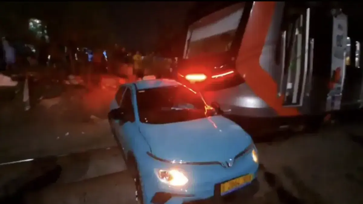 Penyebab taksi Green SM mati di rel masih diselidiki usai kecelakaan KRL dan KA Argo Bromo Anggrek di Bekasi.