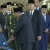 Presiden Prabowo Subianto bersalaman dengan keluarga prajurit TNI Kontingen Garuda UNIFIL yang gugur di Lebano