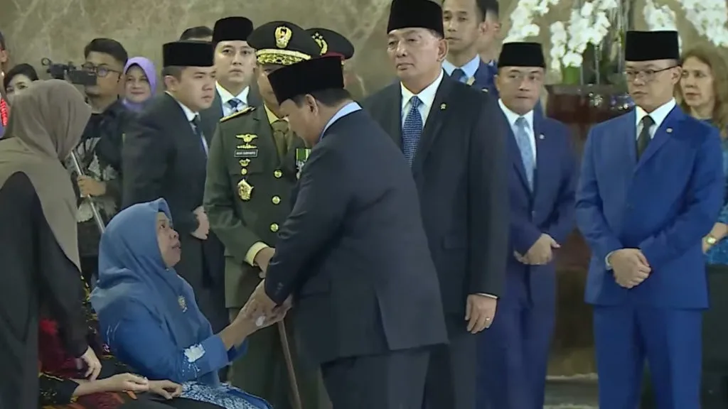 Presiden Prabowo Subianto bersalaman dengan keluarga prajurit TNI Kontingen Garuda UNIFIL yang gugur di Lebano