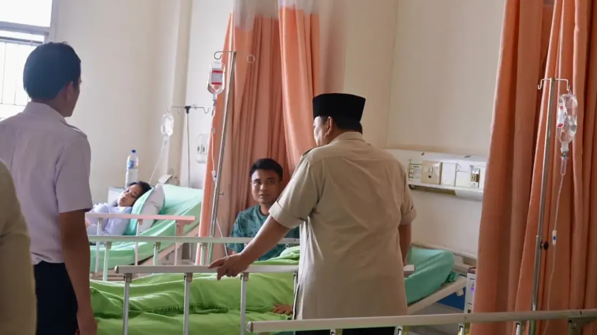 Presiden Prabowo menjenguk korban tabrakan kereta di RSUD Bekasi. (Foto/BPMI)
