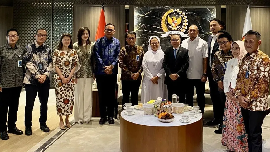 Wakil Ketua DPR RI Sufmi Dasco Ahmad (ketujuh kanan), Direktur Utama PT Bank Negara Indonesia (Persero) Tbk Pu