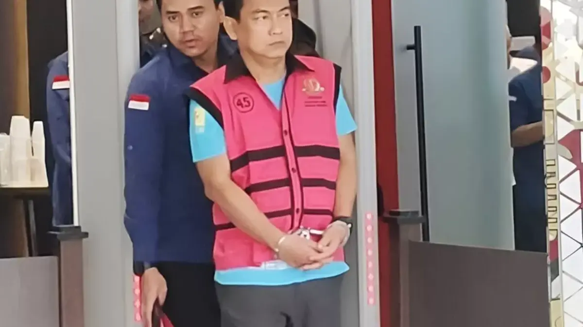 Ketua Ombudsman Ditangkap Kejagung Hery Susanto Ditahan Baru 6 Hari Menjabat Ketua Ombudsman RI, Hery Susanto berjalan menuju mobil tahanan di gedung Kejaksaan Agung, Jakarta, Kamis (16/4