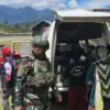TNI mengevakuasi warga imbas penyerangan OPM di Puncak, Papua Tengah. (IST)