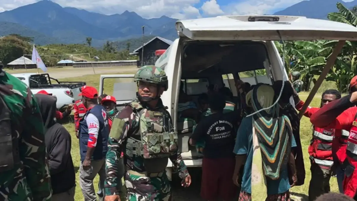 TNI mengevakuasi warga imbas penyerangan OPM di Puncak, Papua Tengah. (IST)