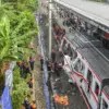 Petugas mengevakuasi gerbong KRL Commuterline dan KA Argo Bromo Anggrek relasi Gambir-Surabaya Pasar Turi pasc