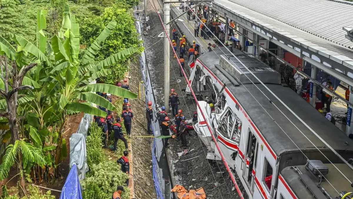 Petugas mengevakuasi gerbong KRL Commuterline dan KA Argo Bromo Anggrek relasi Gambir-Surabaya Pasar Turi pasc