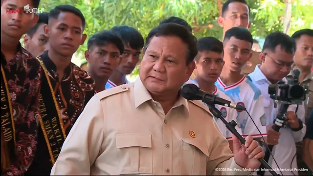 Presiden Republik Indonesia Prabowo Subianto meninjau SMKN 2 Talaud yang terletak di Pulau Miangas, Kepulauan