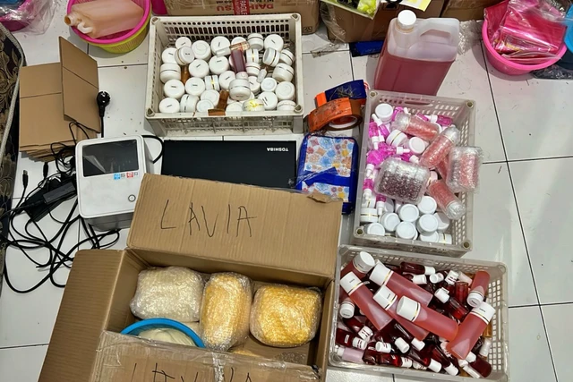 Kosmetik Ilegal Mengandung Merkuri Digerebek Bareskrim di Cirebon Sejumlah barang di dalam pabrik kosmetik ilegal di Cirebon. Foto: Dok. Bareskrim