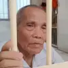 Kakek Mujiran (74), saat berada dalam penjara atas kasus pencuriaan sisa getah karet di PTPN. (IST)