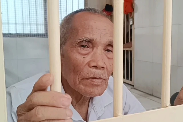 Kasus Kakek Mujiran Dihentikan, PTPN Sampaikan Permintaan Maaf ke Publik Kakek Mujiran (74), saat berada dalam penjara atas kasus pencuriaan sisa getah karet di PTPN. (IST)
