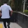 Seorang pegawai Direktorat Jenderal Bea Cukai terlihat berlari meninggalkan gedung Komisi Pemberantasan Korups
