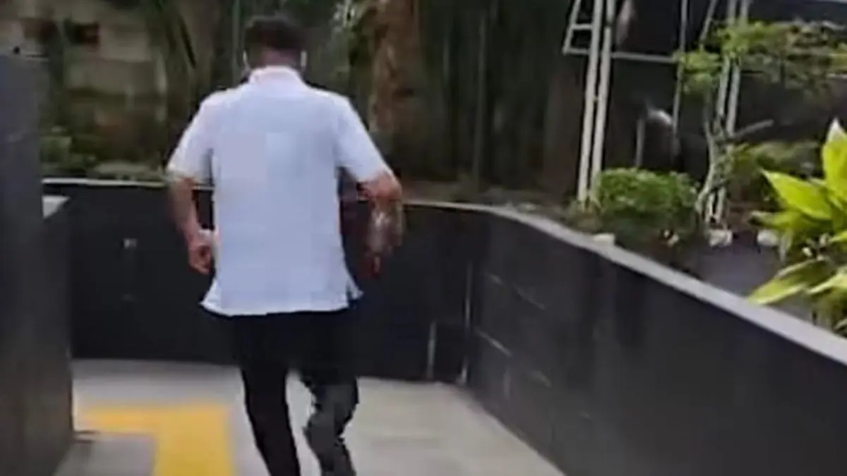 Seorang pegawai Direktorat Jenderal Bea Cukai terlihat berlari meninggalkan gedung Komisi Pemberantasan Korups