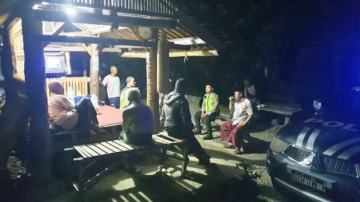 Kapolsek Purworejo AKP Bruyi Rohman Warsito bersama anggota saat melaksanakan patroli malam guna menjaga situa