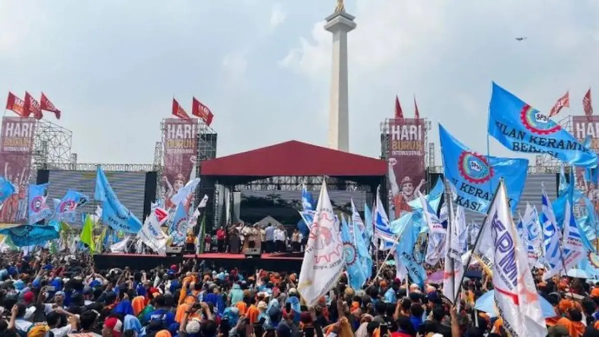Suasana peringatan Hari Buruh Internasional 2025 yang dirayakan ratusan ribu buruh dari beberapa konfederasi s