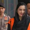 Tersangka kasus korupsi pengadaan barang dan jasa di Pemerintah Kabupaten Pekalongan, Fadia Arafiq (tengah) se