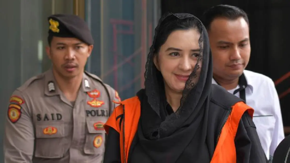 Tersangka kasus korupsi pengadaan barang dan jasa di Pemerintah Kabupaten Pekalongan, Fadia Arafiq (tengah) se