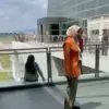 Seorang WNA wanita asal China duduk terlihat duduk di balkon Bandara Internasional Kuala Lumpur sebelum akhirn