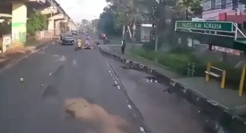 Mobil Pajero yang menabrak lansia penjual buah gerobakan di Jaktim. (Tangkapan layar CCTV)