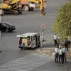 Sejumlah petugas kepolisian Cape Verde berjaga saat kru kapal ambulans mengenakan setelan hazmat sebagai persi