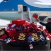 Pemerintah AS perintahkan seluruh penumpang Air Force One membuang semua barang dan suvenir dari China sebelum