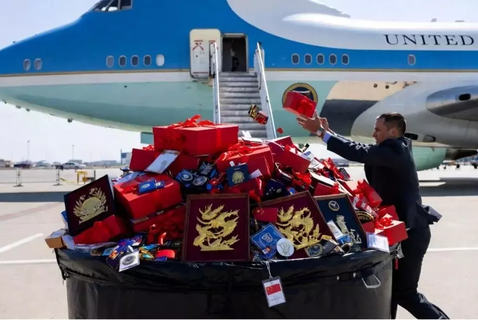 Pemerintah AS perintahkan seluruh penumpang Air Force One membuang semua barang dan suvenir dari China sebelum