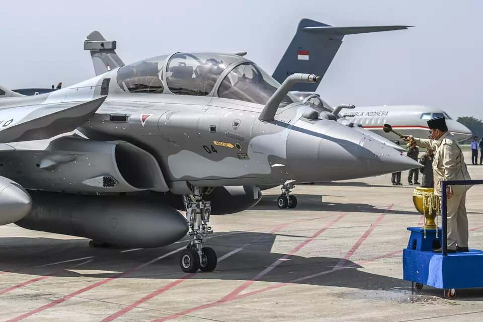 Presiden Prabowo Subianto memercikkan air pada jet tempur Rafale sebagai bagian dari upacara penyerahan di Jak